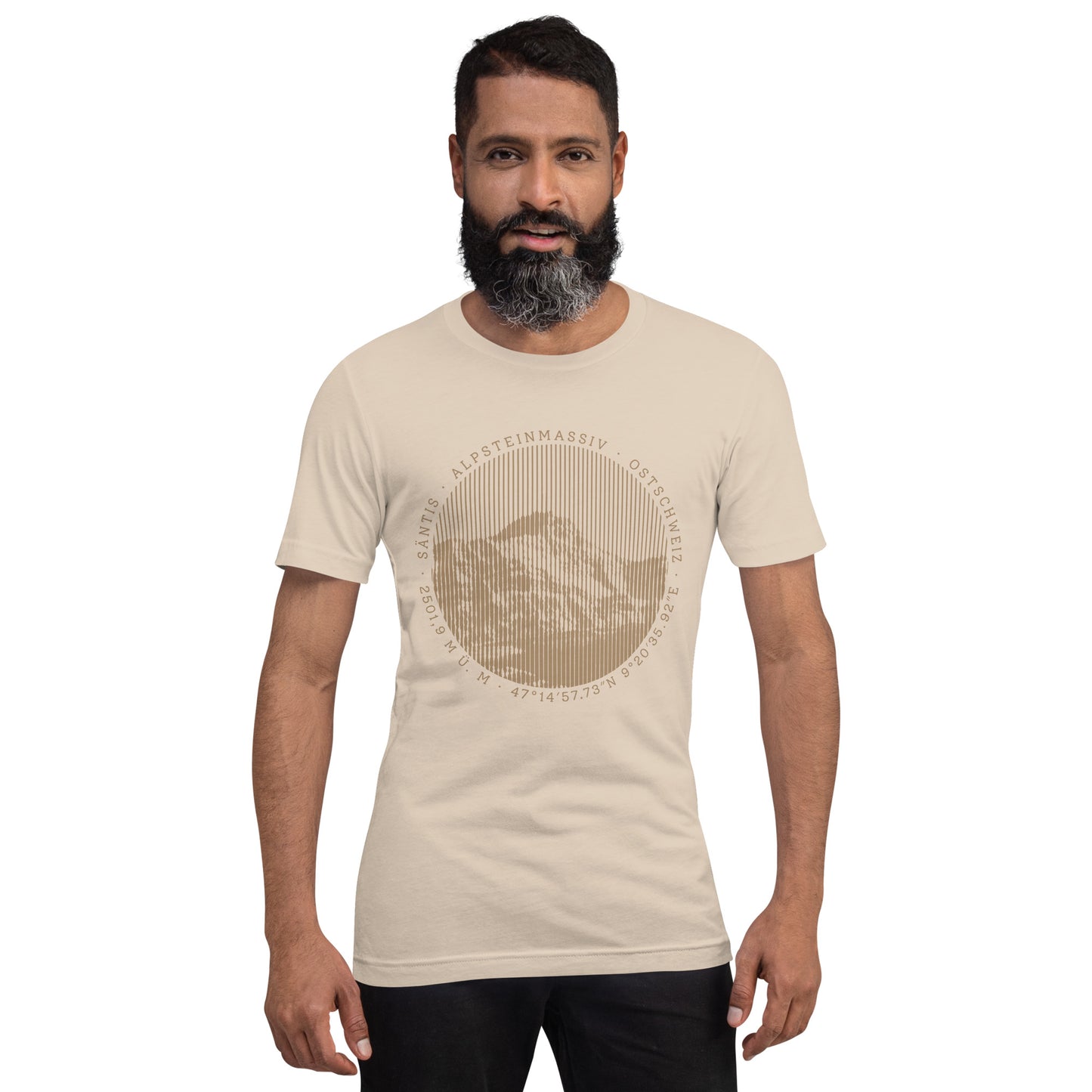Crèmefarbenes Herren T-Shirt „Säntis“ aus angenehmer Baumwolle, getragen von bärtigem Model