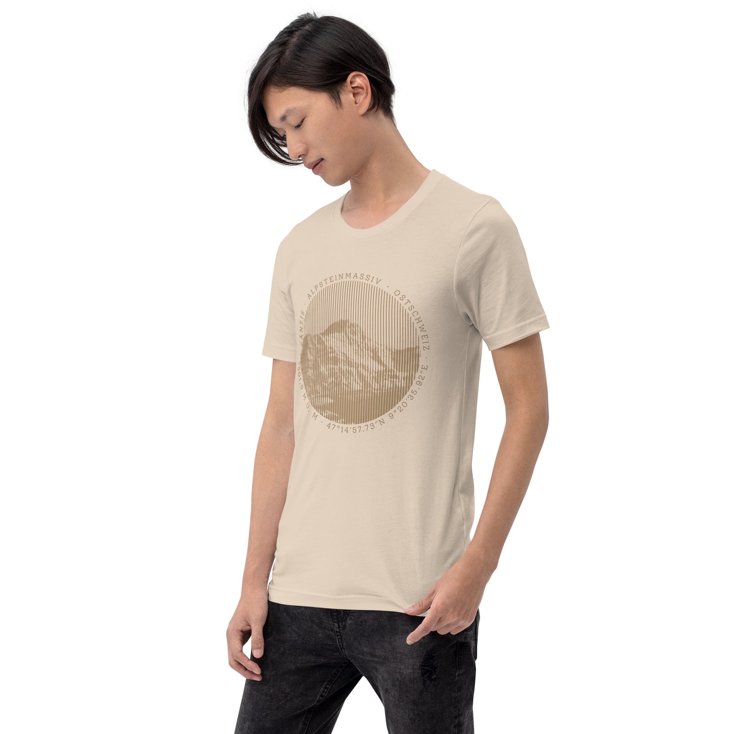 Crèmefarbenes Herren T-Shirt aus Baumwolle mit Säntis-Motiv, ideal für Freizeitaktivitäten.
