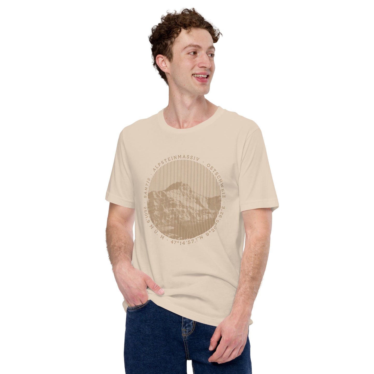 Crèmefarbenes Herren T-Shirt Säntis aus Baumwolle, Rundhalsausschnitt, getragen von jungem Mann