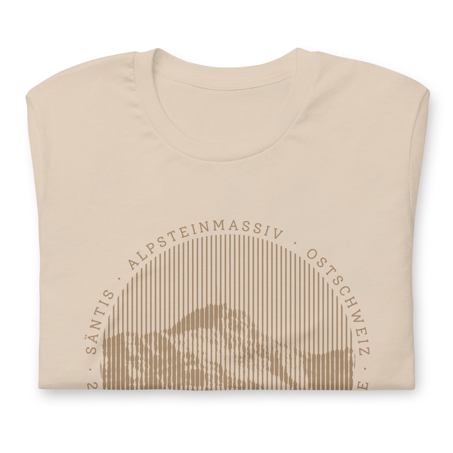 Crèmefarbenes Herren Baumwoll-T-Shirt, akkurat gefaltet, mit dezentem Säntis-Design auf der Vorderseite.