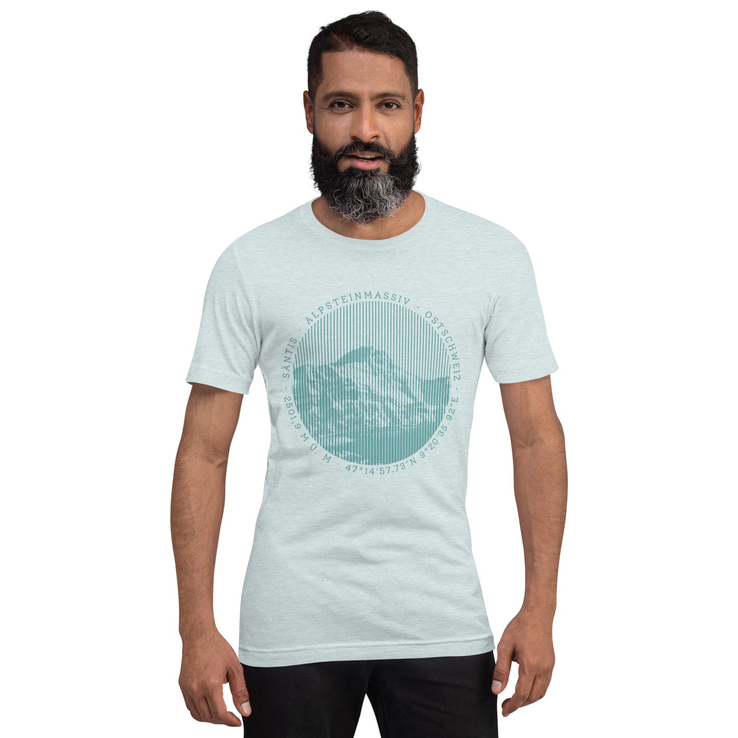 Eisblaues Herren T-Shirt „Säntis“ aus Baumwolle, lässige Passform, Rundhalsausschnitt, getragen von Model.