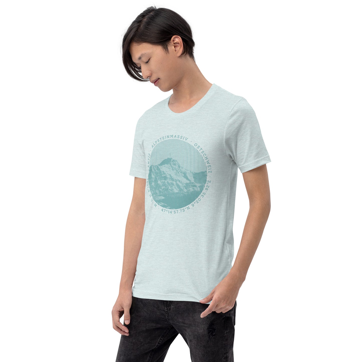 Eisblaues Herren-T-Shirt aus weichem Stoff mit rundem Ausschnitt und detailreichem Säntis-Motiv vorne.