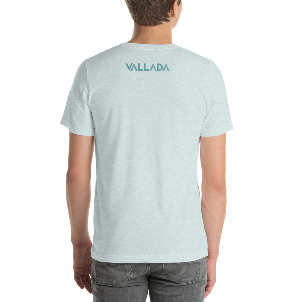 Rückenansicht eines eisblauen Herren Baumwollshirts mit dezenter Vallada-Logostickerei im Nackenbereich.