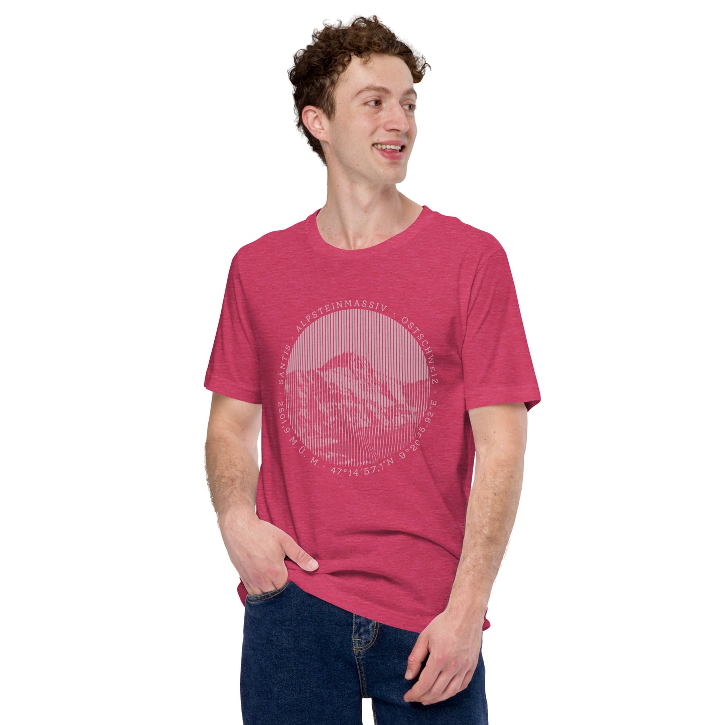 Himbeerrotes Herren T-Shirt aus Baumwolle mit Säntis-Motiv, kombiniert mit Jeans, Frontansicht.