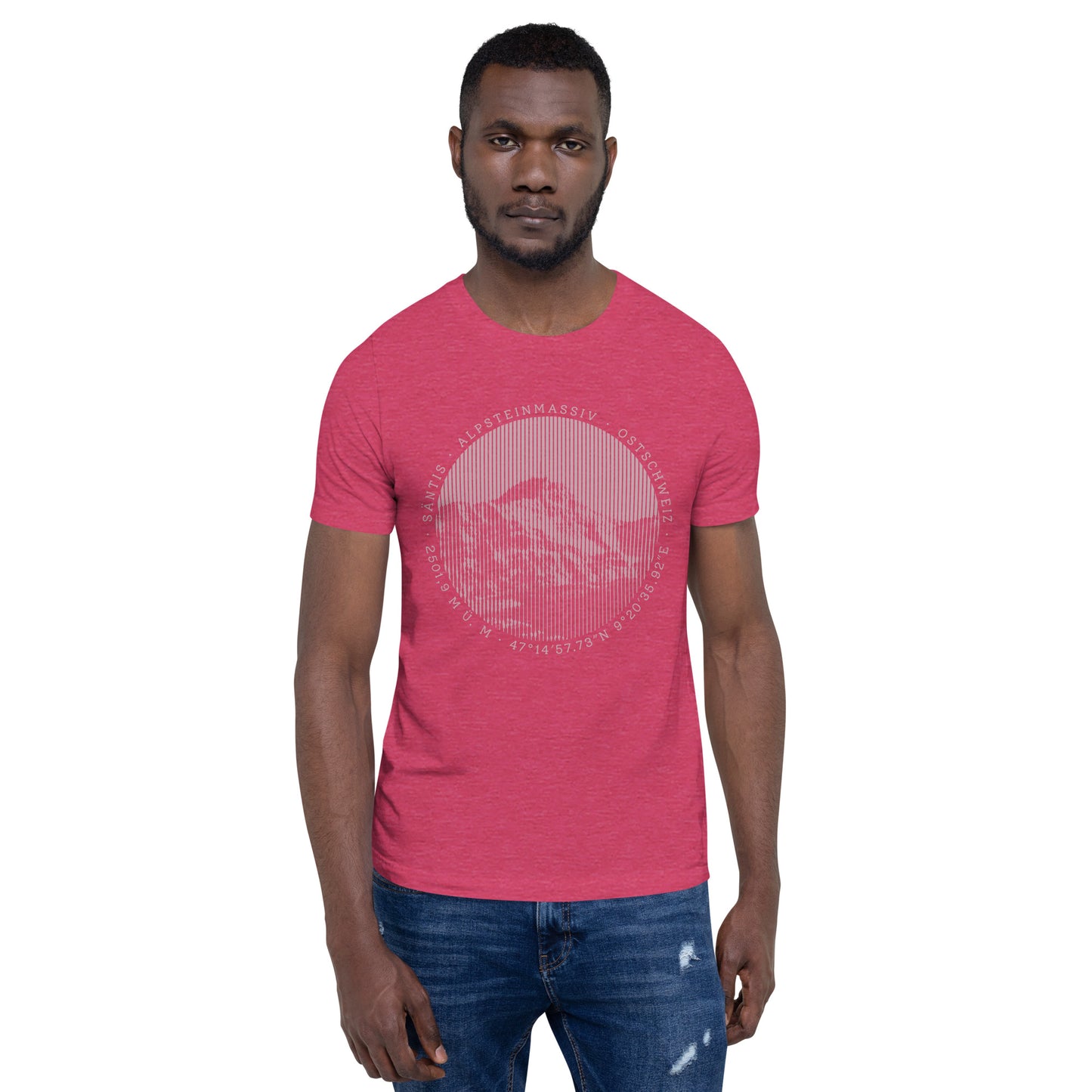 Himbeerrotes Herren-T-Shirt aus Baumwolle mit weissem Säntis-Motiv, getragen kombiniert mit blauer Jeans.