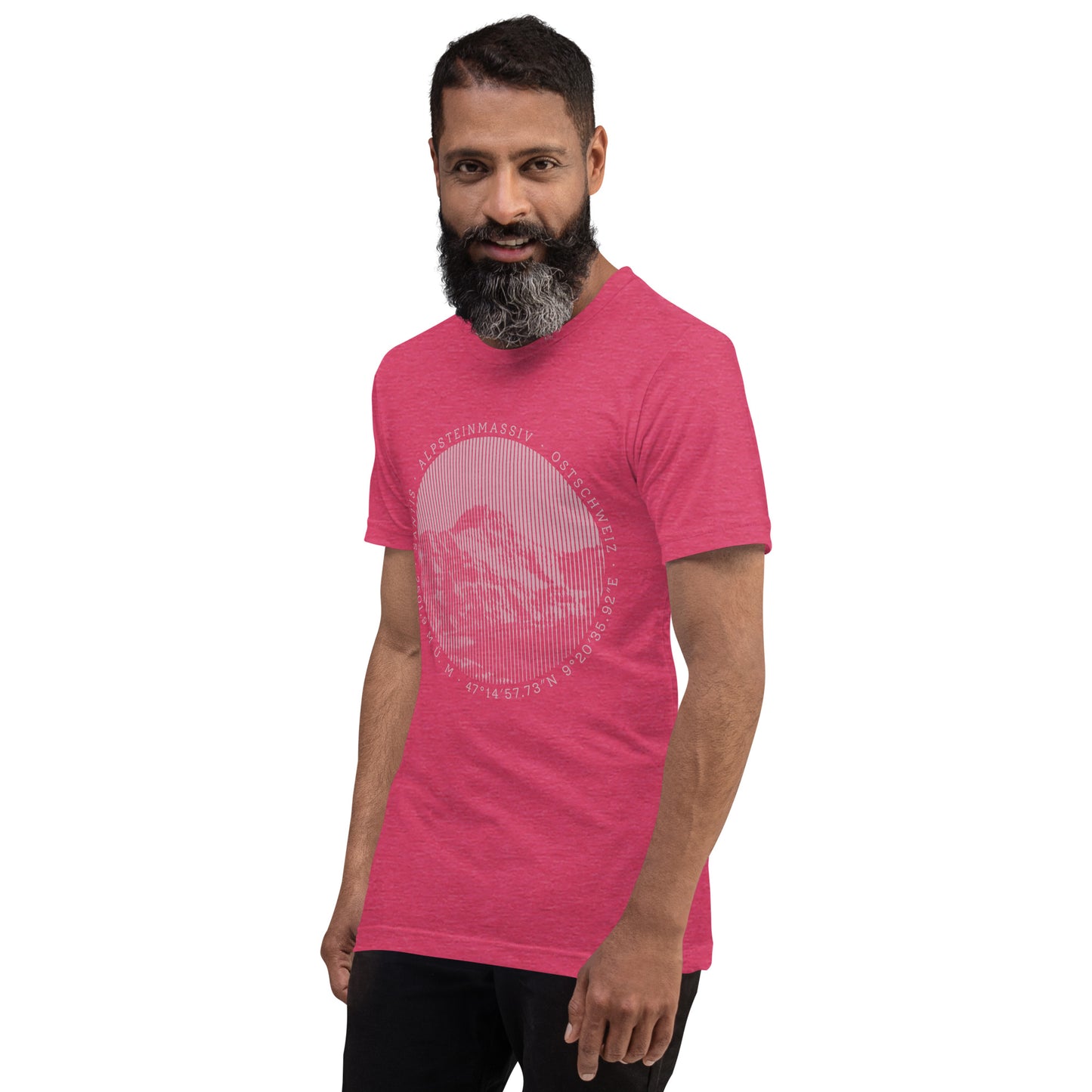 Himbeerrotes Herren T-Shirt aus Baumwolle mit weissem Säntis-Bergmotiv, getragen von männlichem Model.
