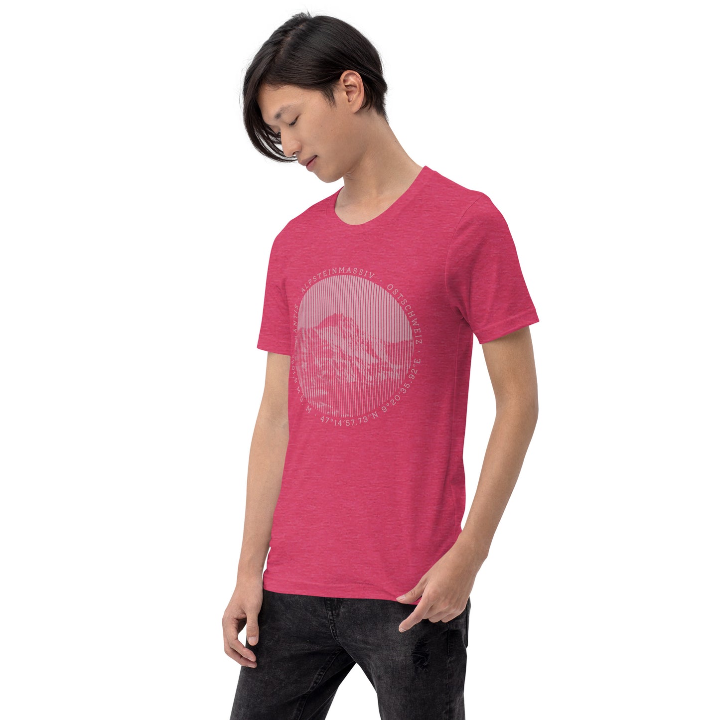 Herren T-Shirt in Himbeerrot mit Säntis-Motiv, Rundhalsausschnitt, Baumwollstoff, Vorderansicht.