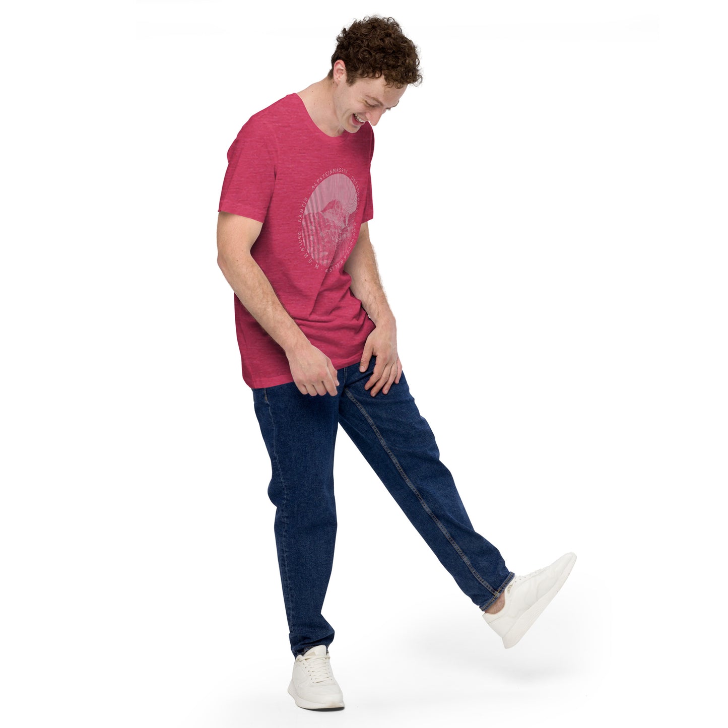 Himbeerrotes Herren T-Shirt aus Baumwolle mit Säntis-Print der Marke Vallada, Vorderansicht getragen.