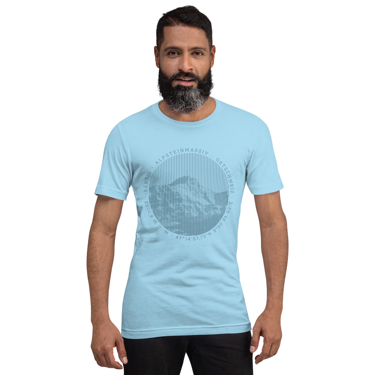 Nahaufnahme des meerblauen Herren T-Shirts aus Baumwolle mit detailliertem weißen Säntis-Bergmotiv.