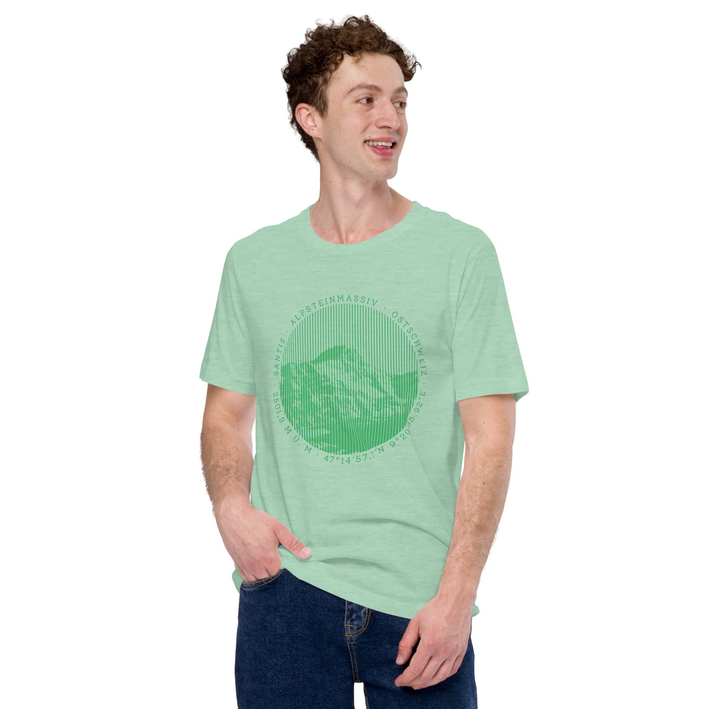 Junger Mann, der ein T-Shirt in Mintgrün trägt. Das T-Shirt zeigt einen Aufdruck des Säntis-Gipfels im Alpsteinmassiv in der Ostschweiz.
