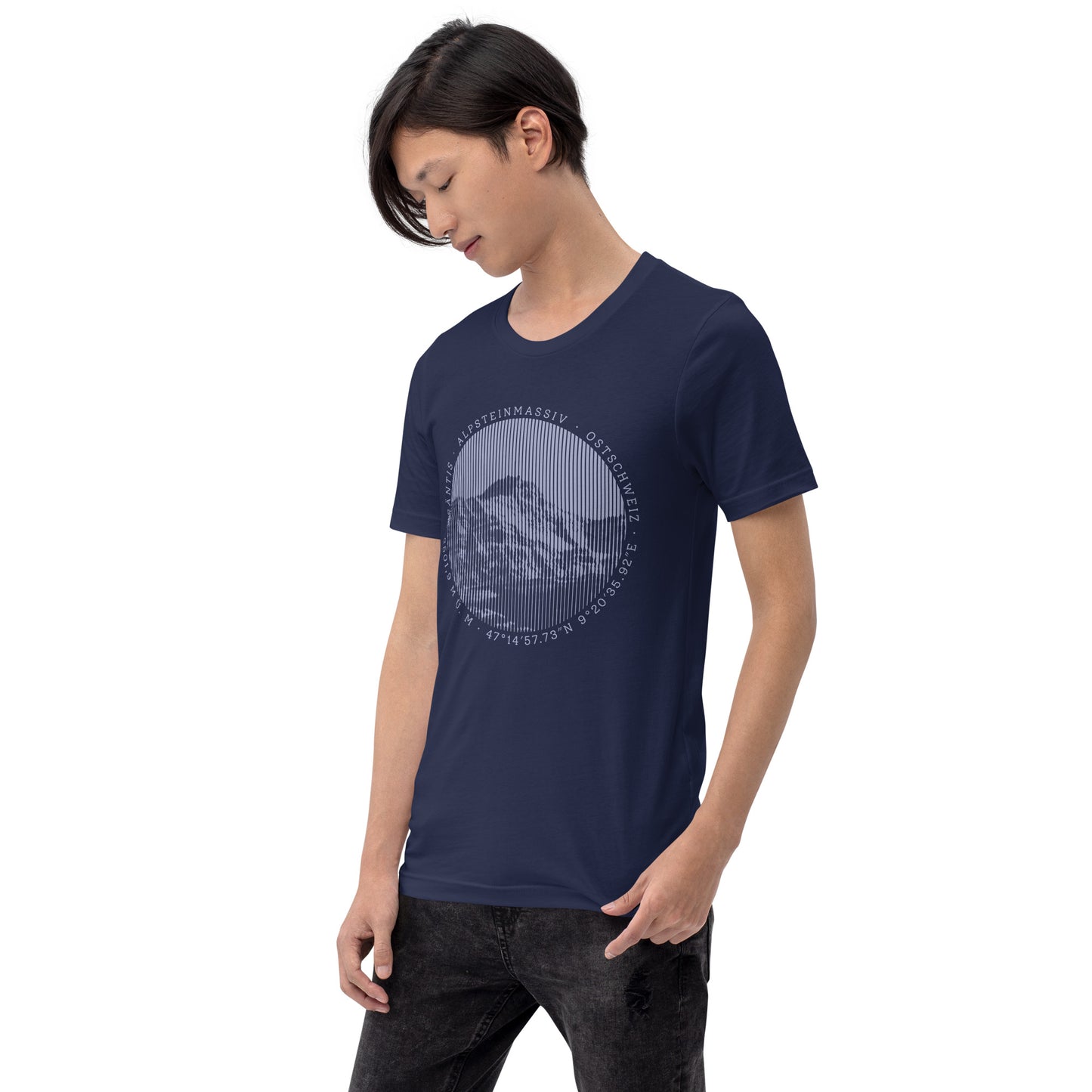 Junger Mann mit dunkelblauem T-Shirt aus der Säntis-Collection.