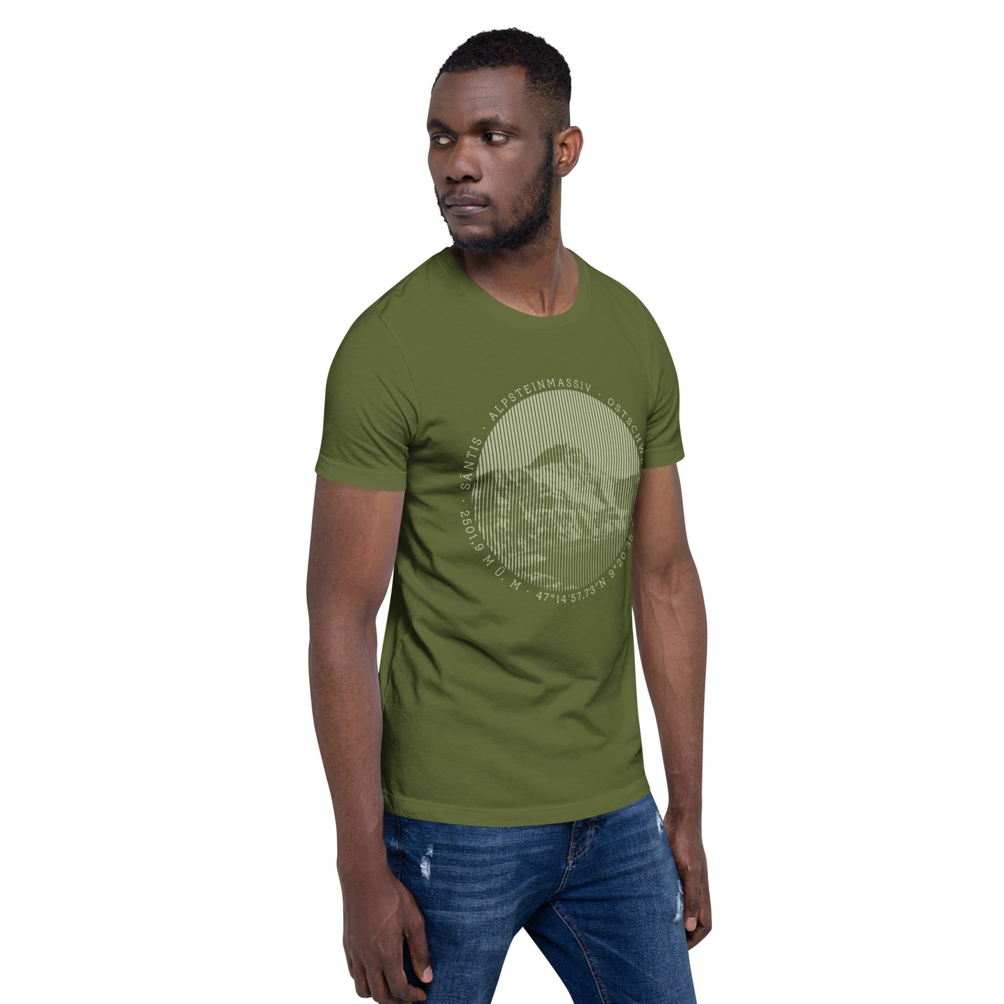 Seitliche Ansicht Herren T-Shirt olivgrün aus Baumwolle, mit Säntis-Motiv, getragen zur Jeanshose.
