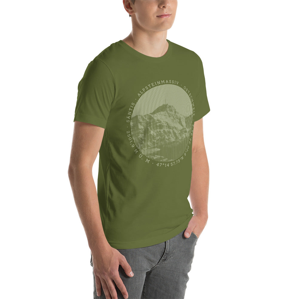 Schrägansicht Herren-T-Shirt in Olivgrün aus weicher Baumwolle, bedruckt mit Schweizer Bergmotiv Säntis.