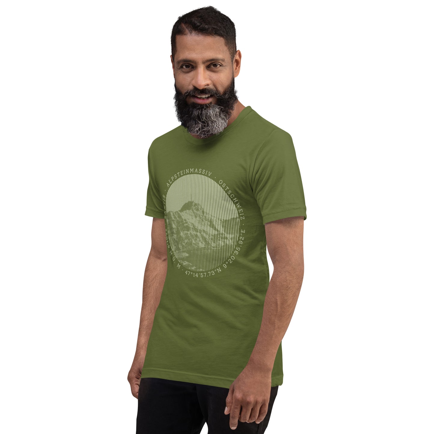 Seitliche Ansicht des olivgrünen Herren T-Shirts aus Baumwolle mit stilisiertem Säntis Motivdruck.