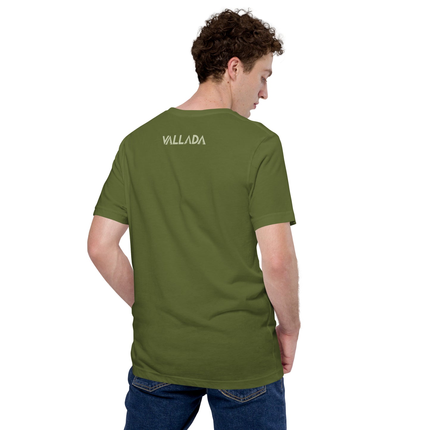 Rückenansicht des olivgrünen Herren T-Shirts Säntis aus Baumwolle mit Vallada-Logo, kombiniert mit Jeans.