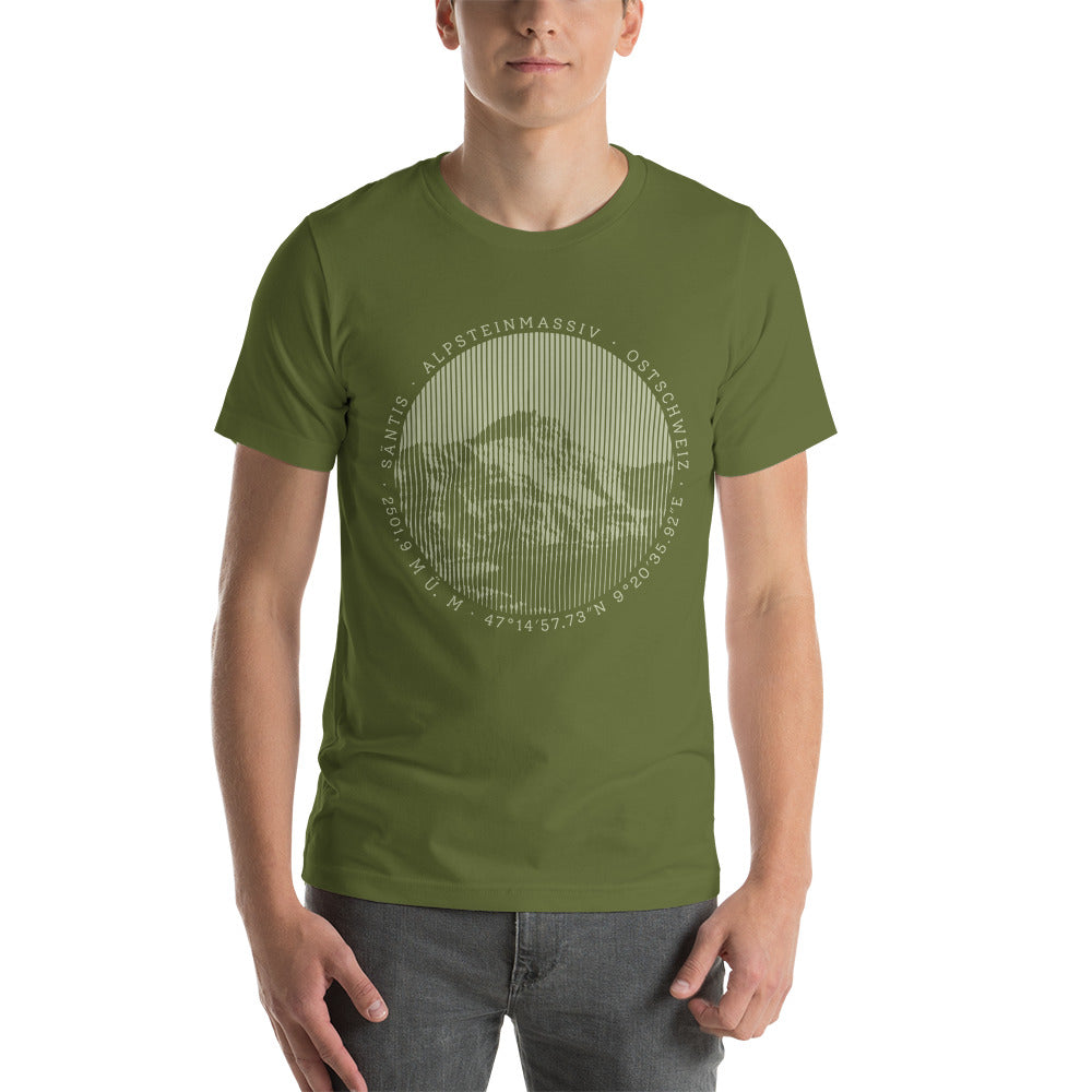 Olivgrünes Baumwoll-T-Shirt für Herren mit kontrastierendem Säntis Bergmotiv, Frontansicht getragen.