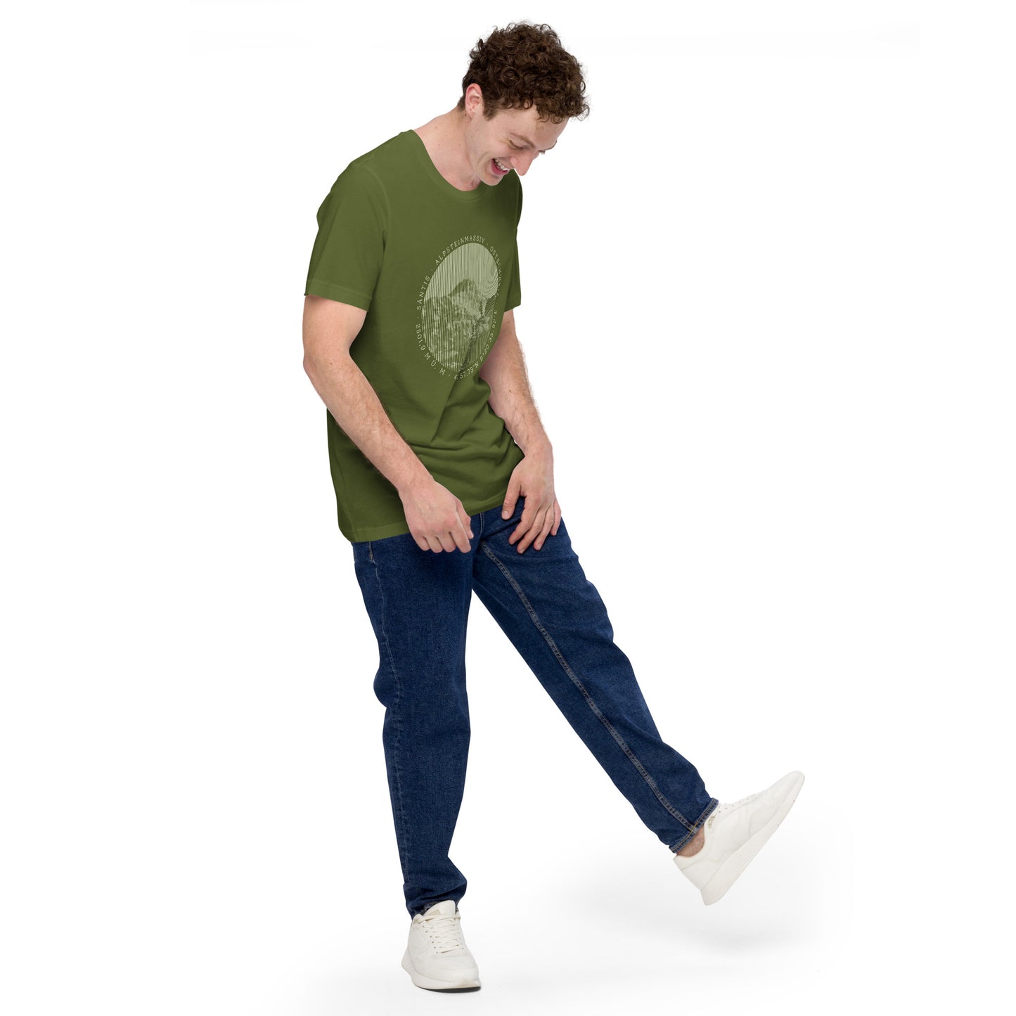 Olivgrünes Herren T-Shirt aus Baumwolle mit detailreichem Säntis Bergmotiv, Frontansicht am Model.