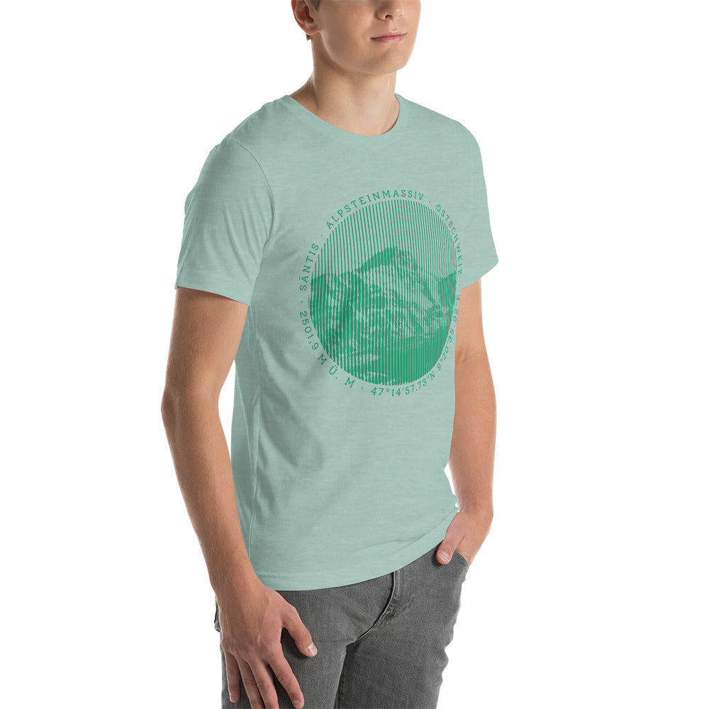 Herren T-Shirt aus Baumwolle in Taubenblau meliert mit Säntis-Bergmotiv auf der Brust, getragen zu Jeans.
