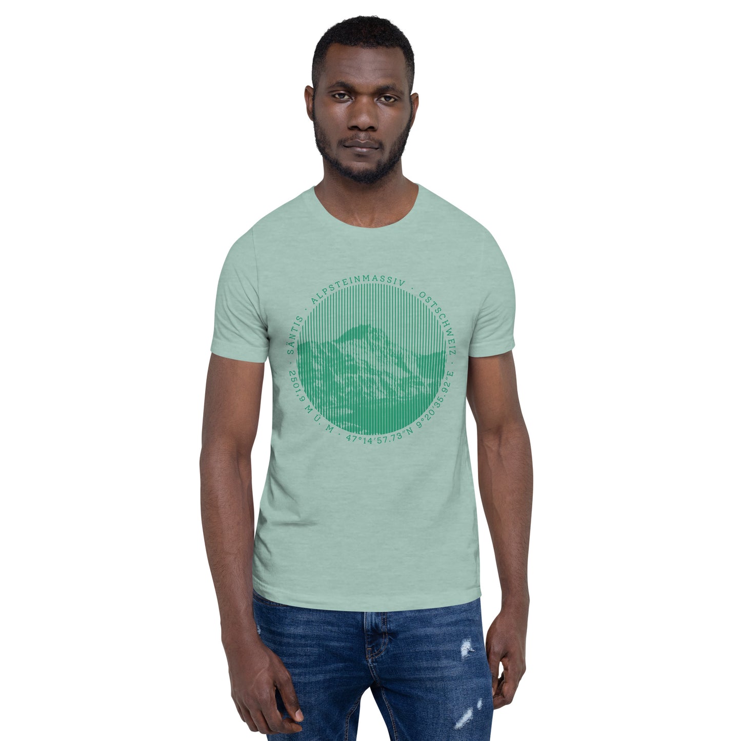 Taubenblau meliertes Herren T-Shirt aus Baumwolle, lockerer Schnitt, frontal getragen mit Säntis-Motiv.