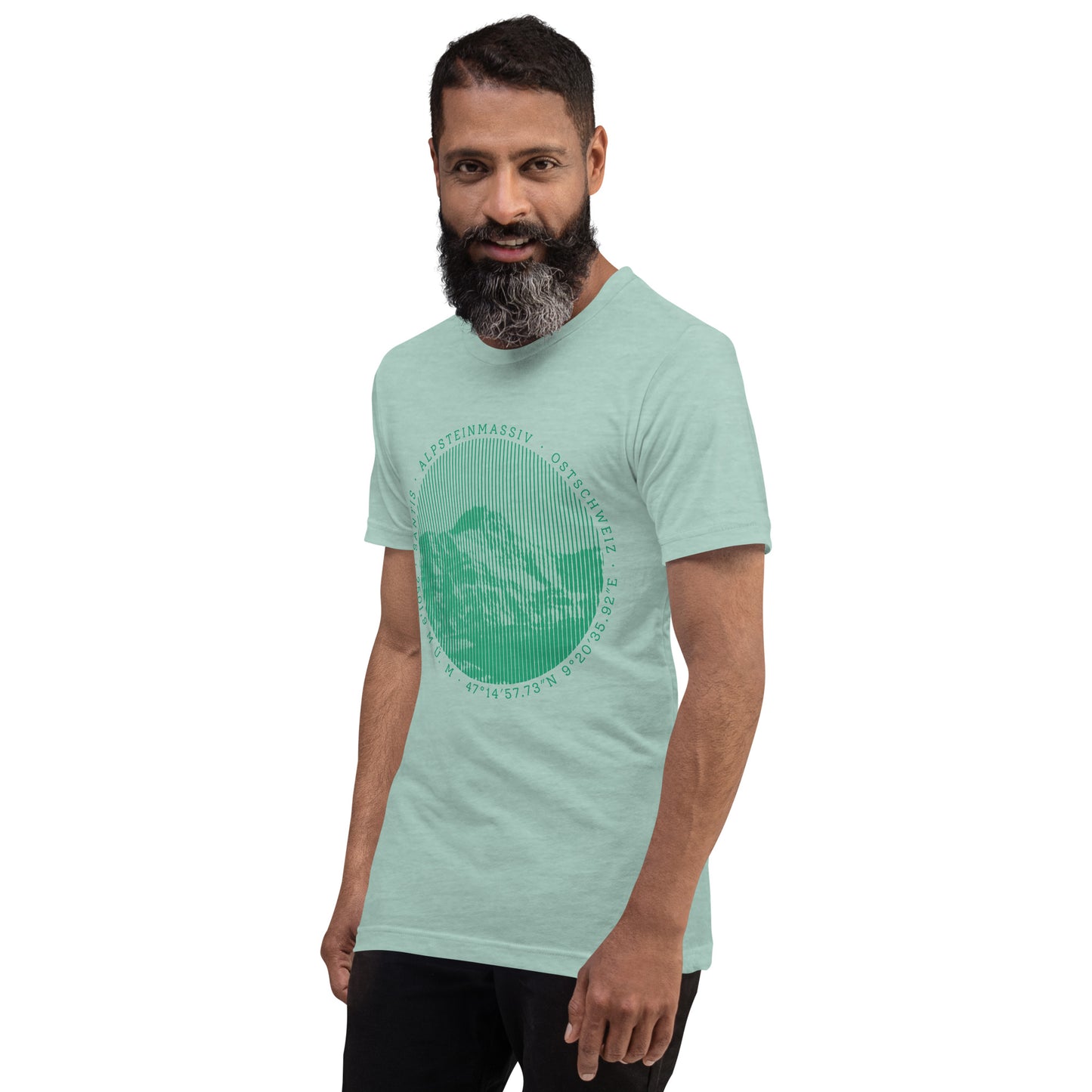 Taubenblau meliertes Herren-T-Shirt aus Baumwolle, bedruckt mit Säntis-Motiv, getragen zu Jeanshose.