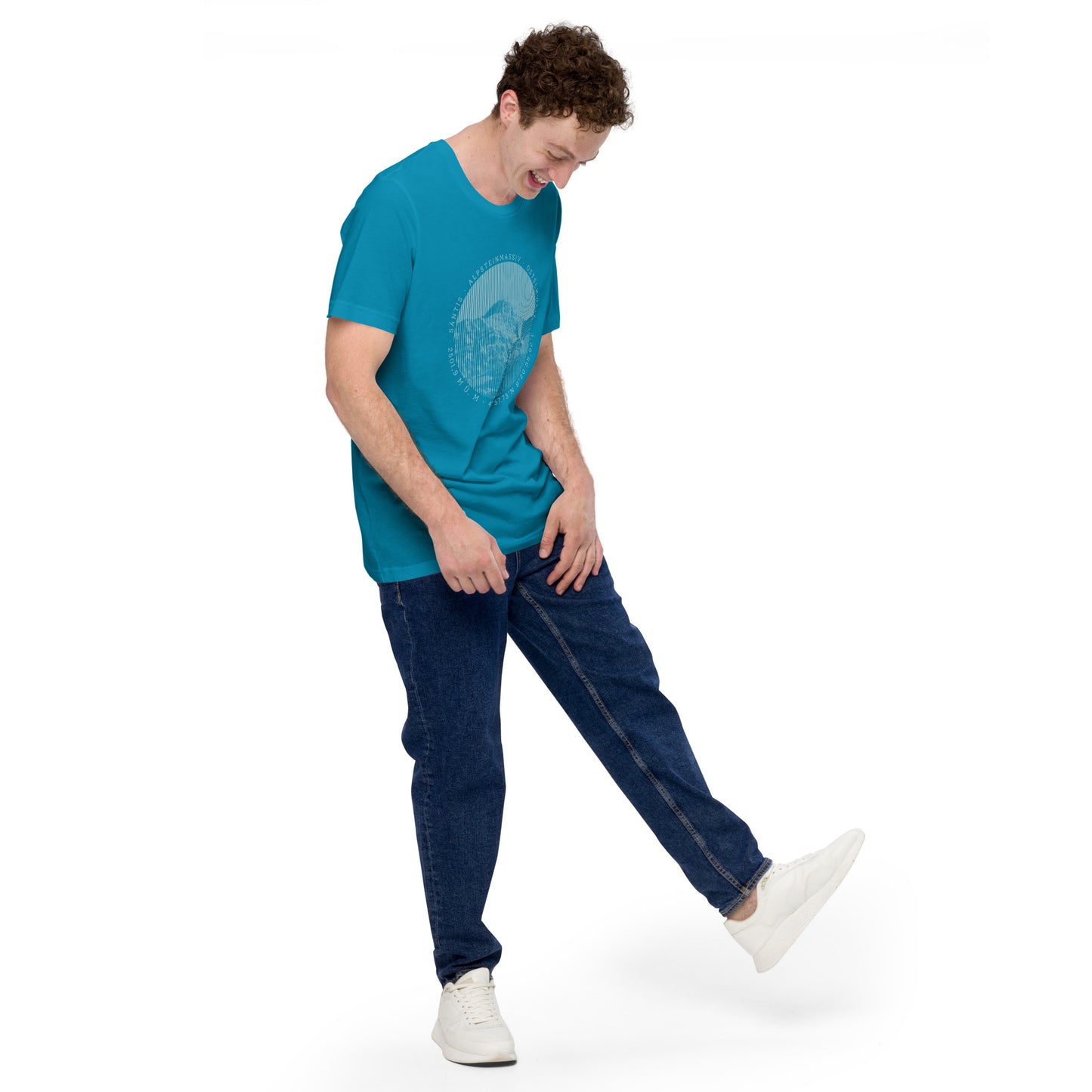 Herren T-Shirt in Türkis von VALLADA, Baumwolle, mit Säntis-Druck und Jeans, weiße Schnürschuhe