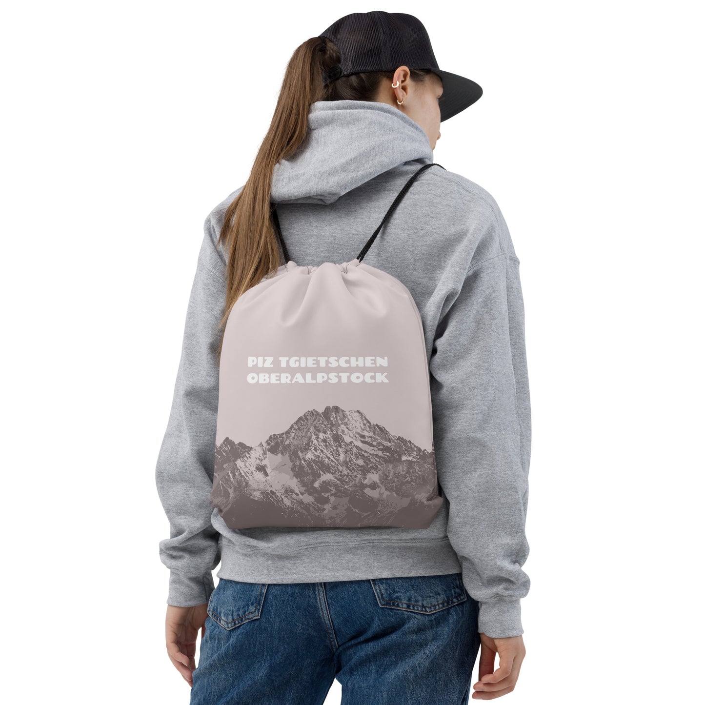 Roter Sportbeutel mit Kordelzug, bedruckt mit Piz Tgietschen und Oberalpstock Motiv.