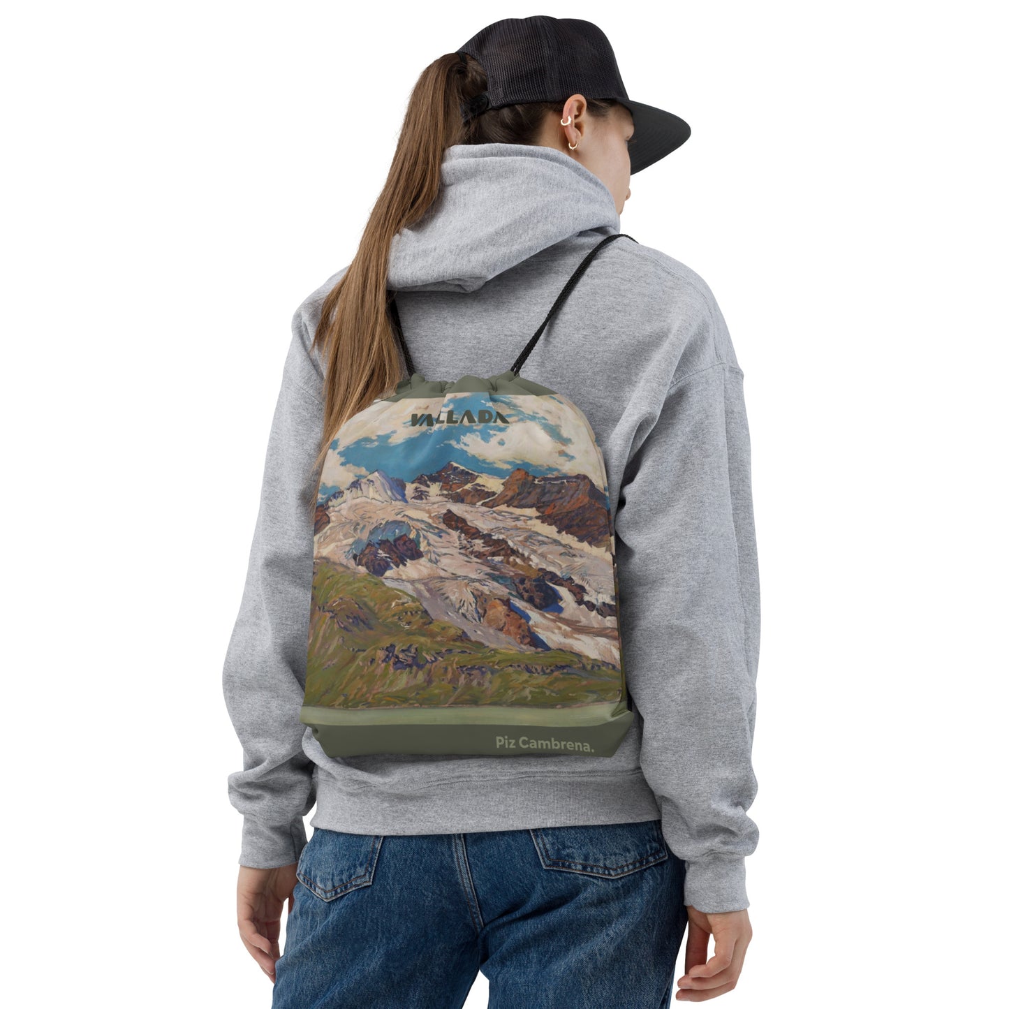 Sportbeutel Piz Cambrena von Carl Friedrich Felber, getragen von einer Frau auf dem Rücken, mit Kordelzug und Landschaftsmotiv.