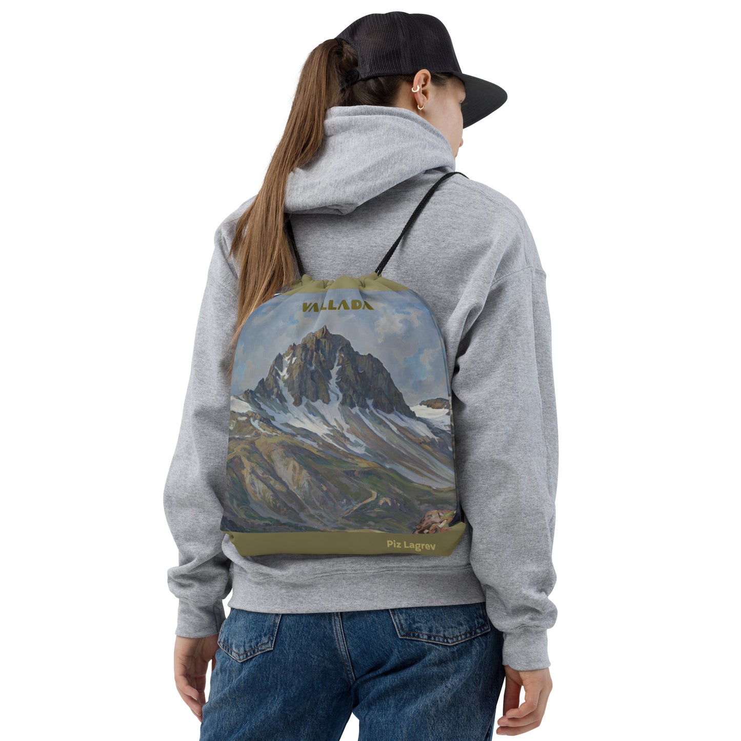 Sportbeutel Piz Lagrev mit Kordelzug, getragen von einer Person mit Hoodie, zeigt Alpengipfel