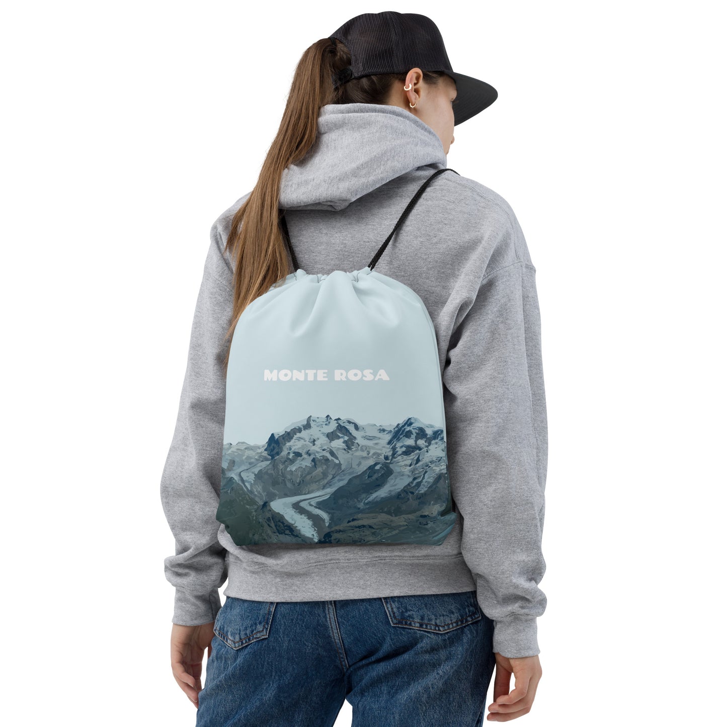 Blauer Sportbeutel mit Monte Rosa Druck, getragen von einer Frau auf dem Weg zur Yogastunde.