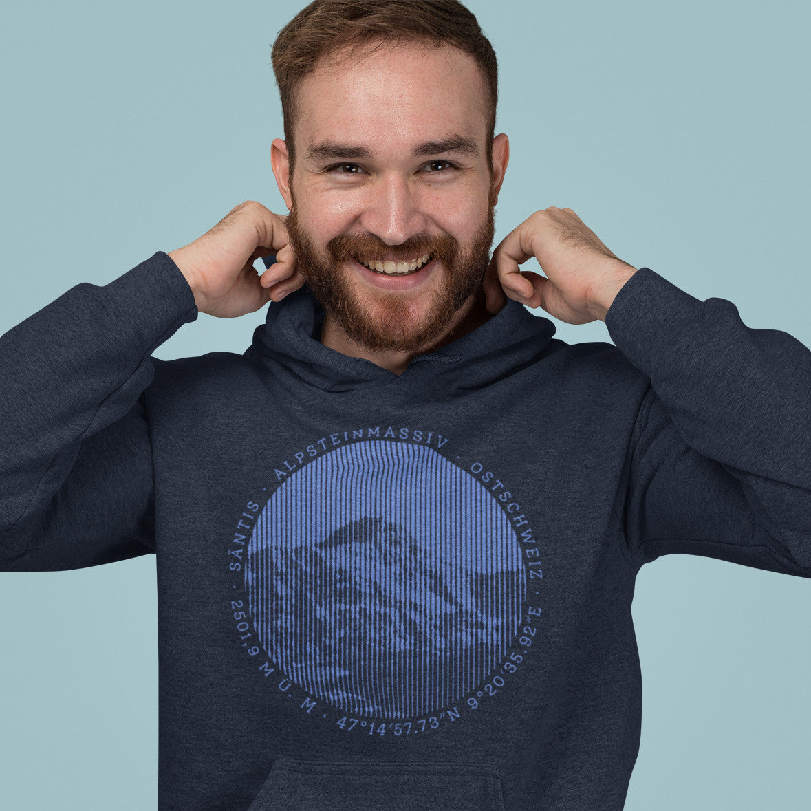 Bärtiger Mann mit sympatischem Lachen in dunkelblauem Hoodie mit Säntis