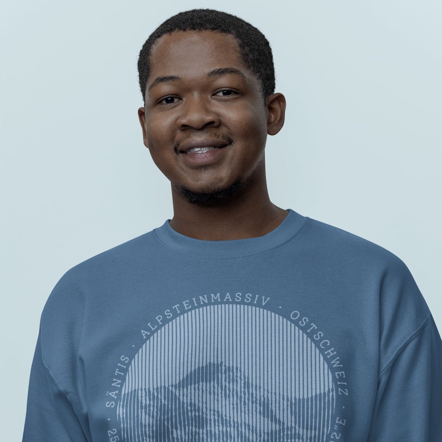 Mann in blauem Sweatshirt mit Aufdruck des Säntis