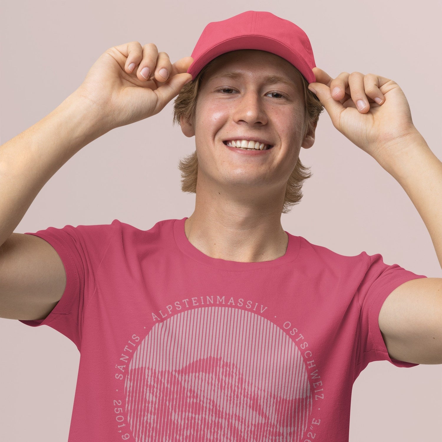 Junger Mann mit Baseballkappe und himbeerrotem T-Shirt mit dem Aufdruck des Säntis
