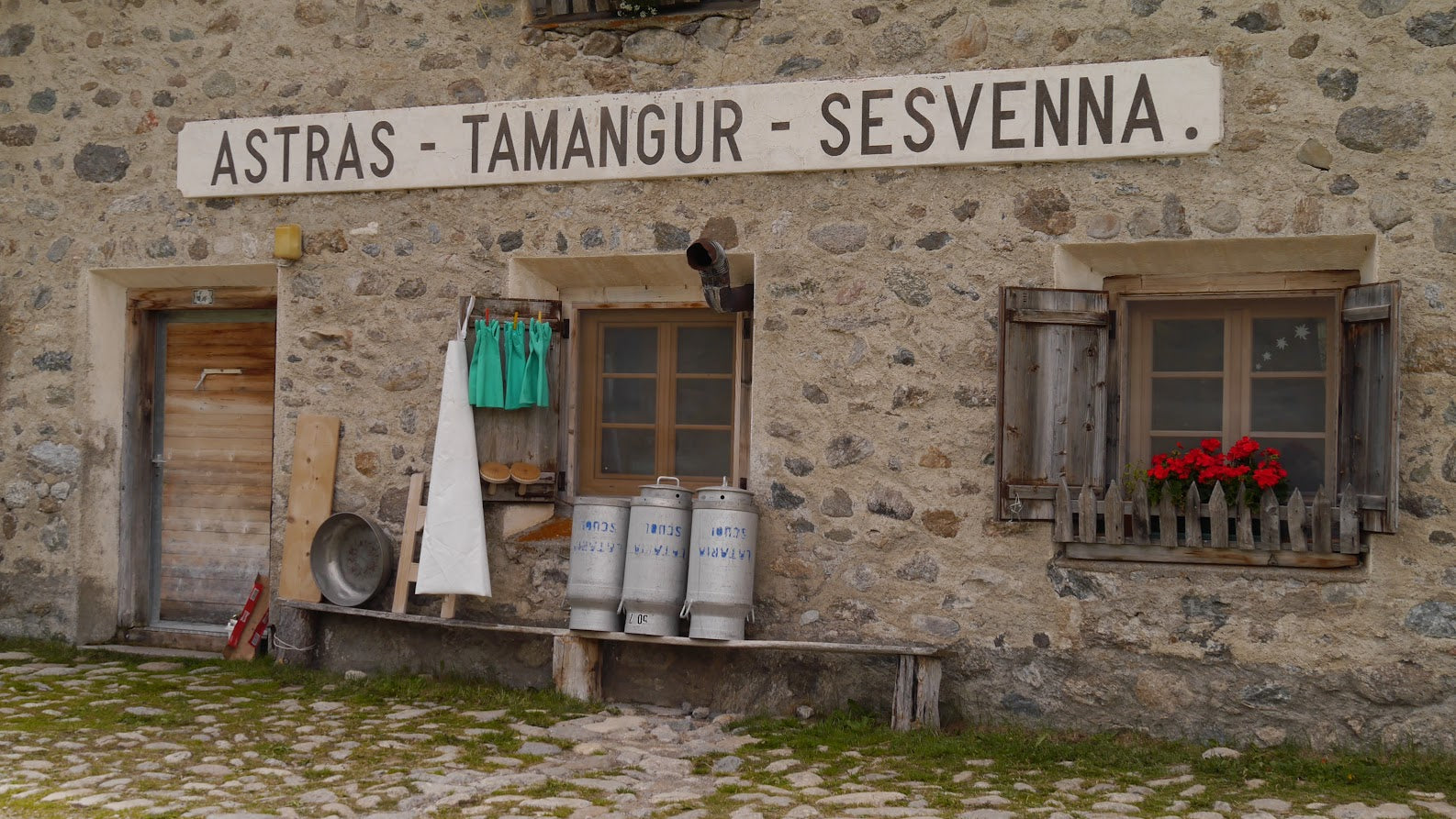 Sennerei auf der Alp Astras Tamangur mit 