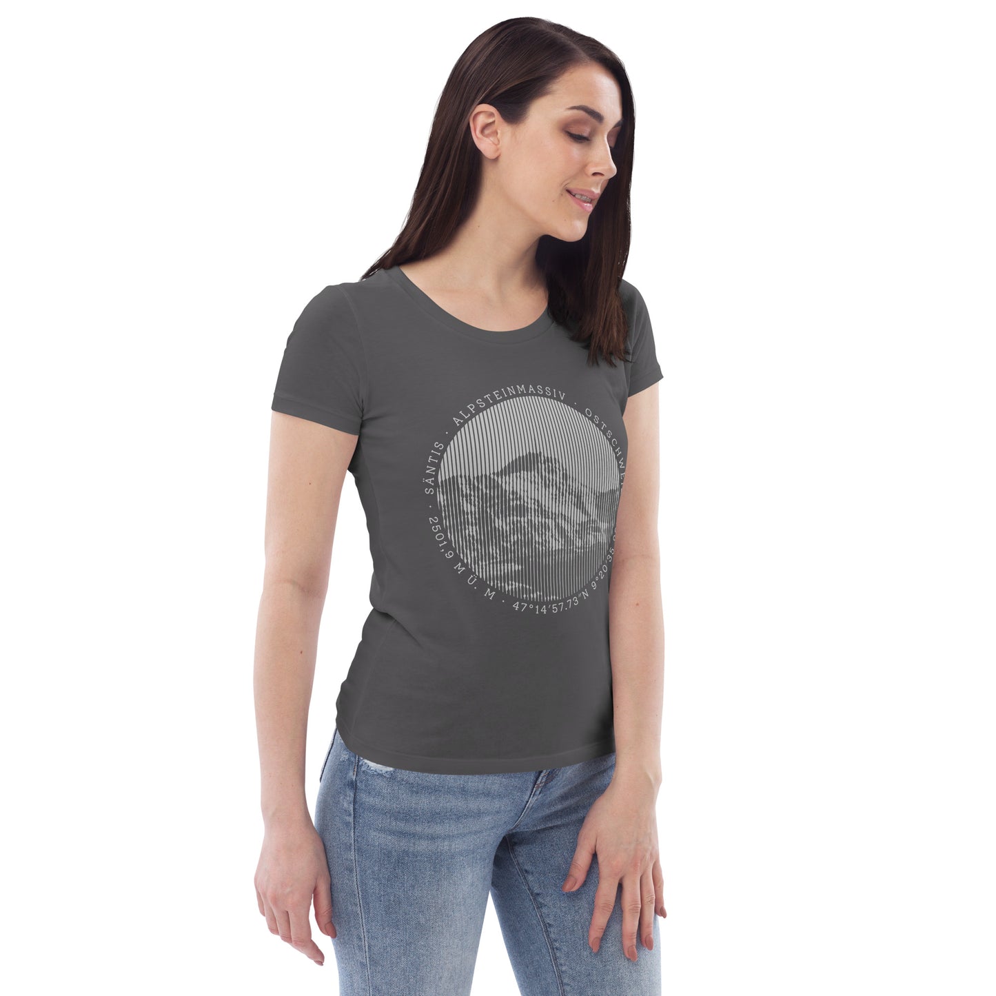 Dieses Modell trägt ein figurebetontes, anthrazitfarbenes Damen-T-Shirt von Vallada mit einem Säntis-Motiv.