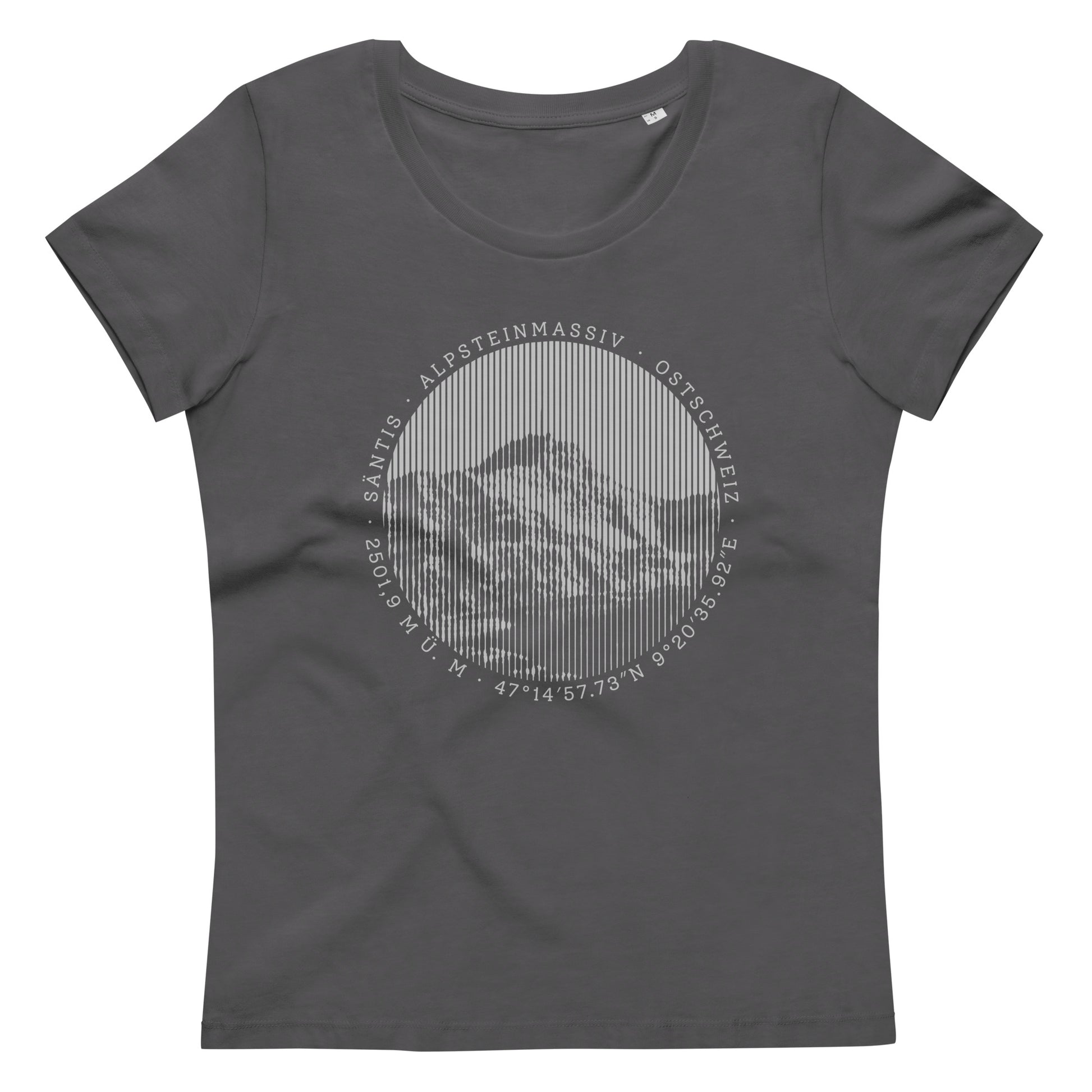 Wir sehen die Vorderseite eines figurbetonten Damen-T-Shirts in der Farbe Anthrazit. Das T-Shirt aus der Säntis-Collection zeigt einen Aufdruck mit dem berühmten Berg. 