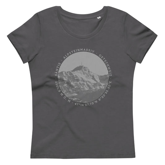 Wir sehen die Vorderseite eines figurbetonten Damen-T-Shirts in der Farbe Anthrazit. Das T-Shirt aus der Säntis-Collection zeigt einen Aufdruck mit dem berühmten Berg. 