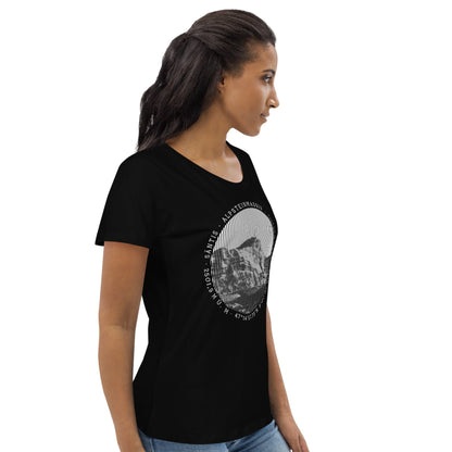 Diese Naturliebhaberin trägt ein schwarzes körperbetontes T-Shirt aus ökologischer Baumwolle. Der Aufdruck des T-Shirts zeigt den Säntis, dem markantesten Berg des Alpstein-Gebirges und eine Ikone der Ostschweiz.