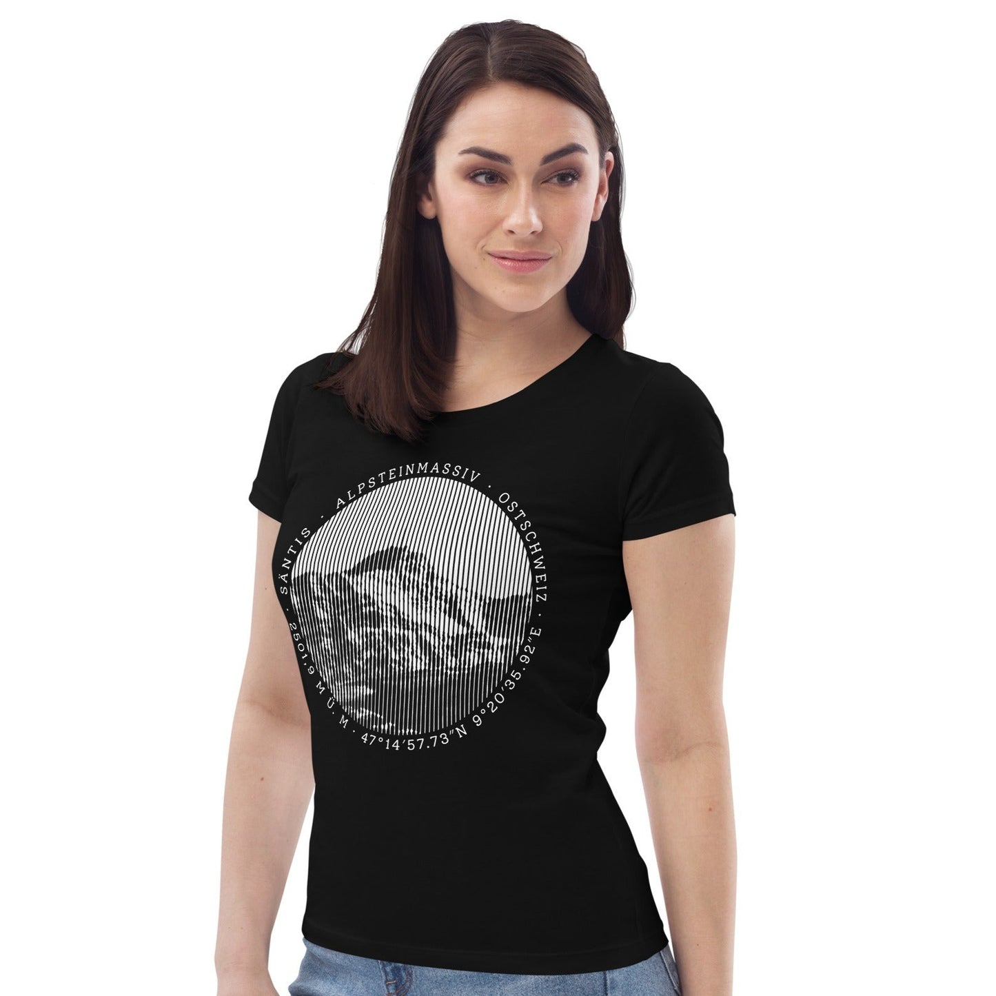 Diese Bergfreundin trägt ein körperbetontes, schwarzes T-Shirt aus der Säntis-Collection von Vallada. Der taillierte Schnit betont ihre Figur. Der Aufdruck mit dem Säntis-Gipfel auf ihrem T-Shirt weisst sie als grosse Liebhaberin der Bergwelt des Alpsteins aus.  