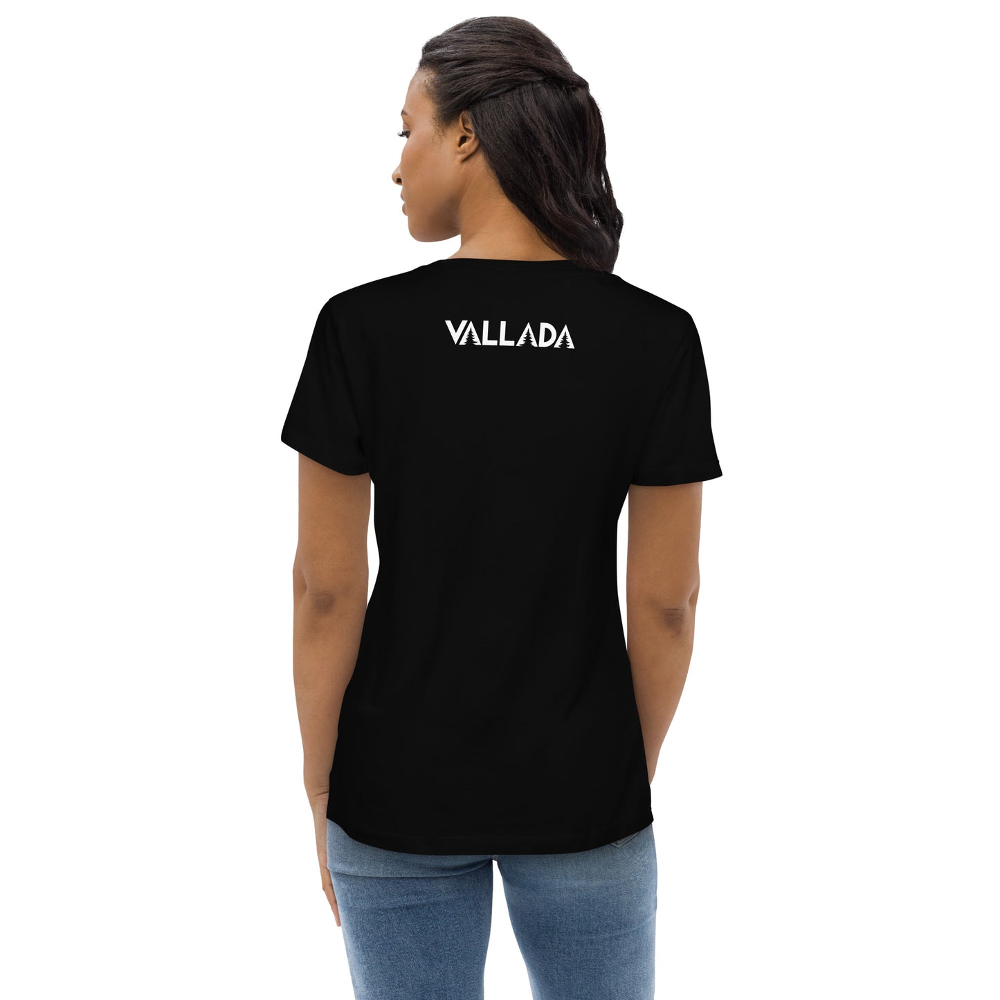Wir sehen die Rückenansicht des Bodycon-T-Shirts in Schwarz von Vallada. Im oberen Bereich des taillierten T-Shirts sehen wir das Vallada-Logo.