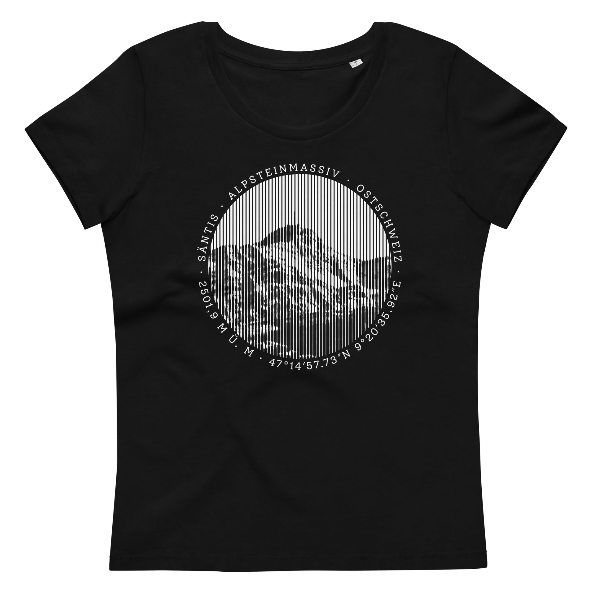 Schwarzes, tailliertes T-Shirt mit einem Aufdruck des Berges Säntis im Alpsteinmassiv in der Ostschweiz. Das T-Shirt ist aus Bio-Baumwolle und gehört zur Säntis-Collection der Marke Vallada.