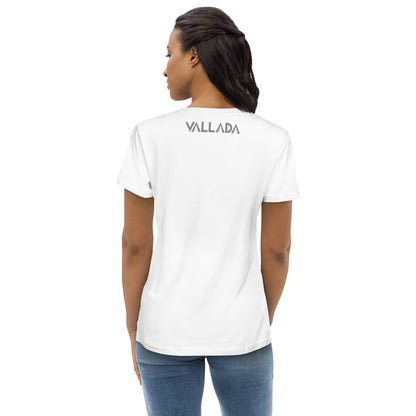 Sie trägt das weisse Bodycon T-Shirt von Vallada und zeigt uns die Rückseite des T-Shirts.