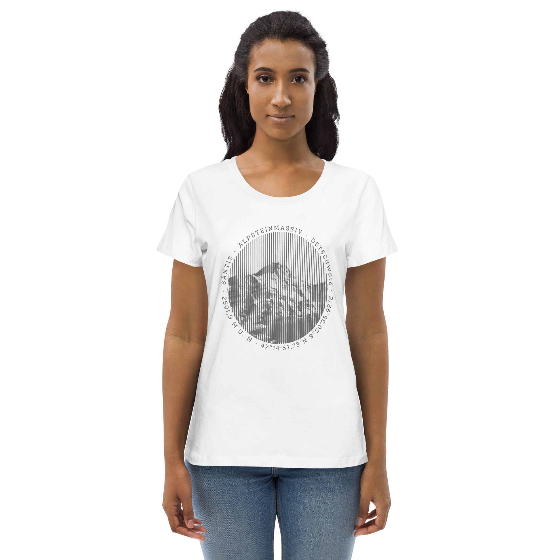 Die Bergbegeisterte zeigt uns ihr weisses T-Shirt mit Säntis-Motiv. Das Bodycon T-Shirt aus ökologischer Baumwolle besitzt einen taillierten Schnitt und ist ein Must für jede Liebhaberin des Alpsteins.