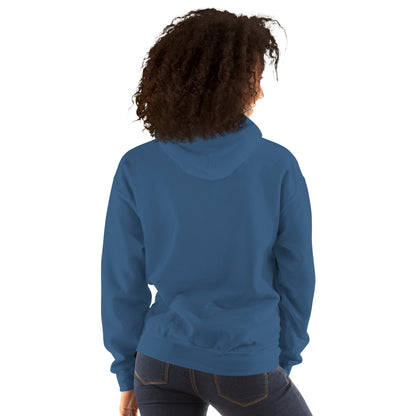 Rückenansicht eines blauen Damen-Hoodies von Vallada. Das Modell kombiniert den Hoodie mit einer Blue Jeans.