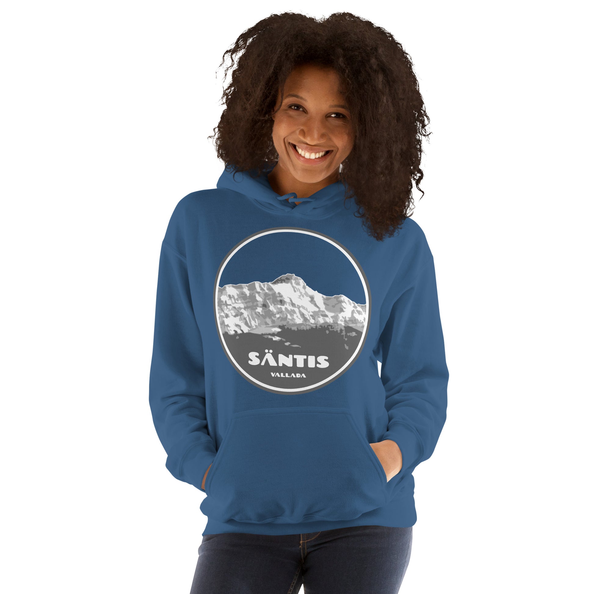 Junge Frau in einem blauen Kapuzenpulli von Vallada mit Säntis-Motiv.