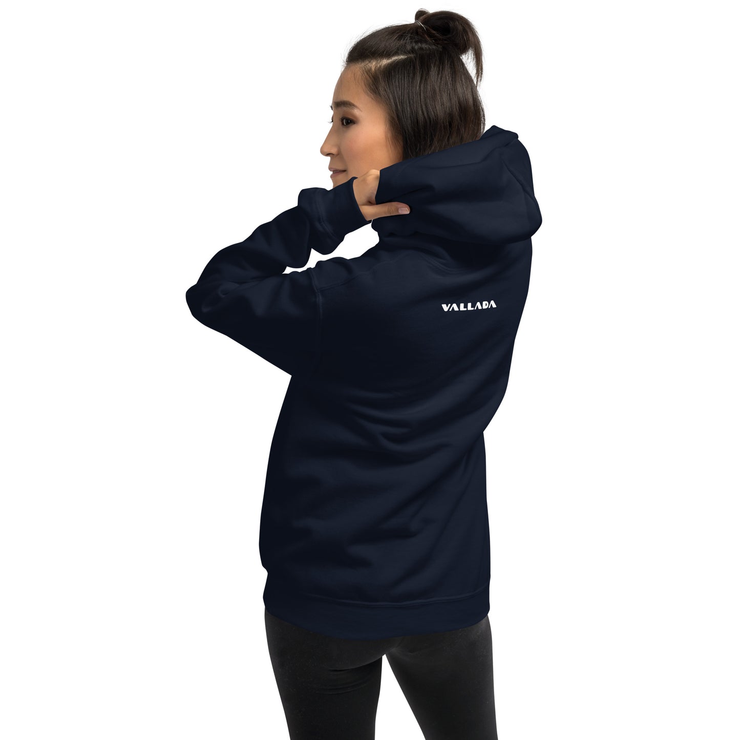 Dieses weibliche Modell führt uns den navyblauen Hoodie von Vallada aus der Säntis-Kollektion vor. Auf dieser Rückenansicht sehen wir das Vallada-Logo.