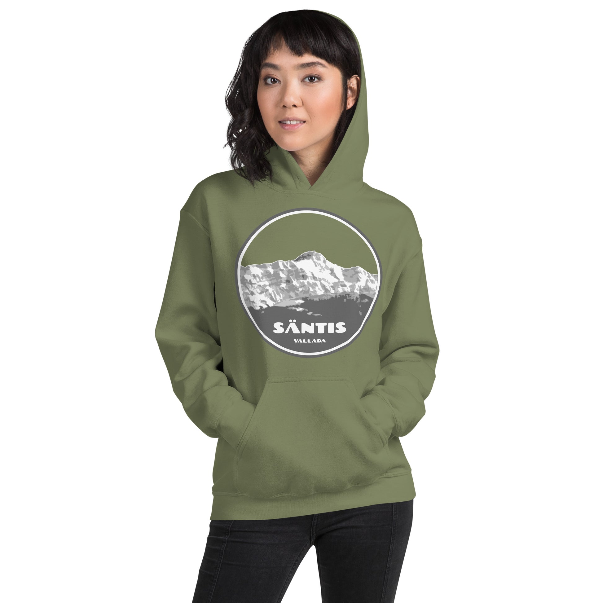 Damen Hoodie Säntis II in Olivgrün mit Säntis Aufdruck, getragen von einer Frau.