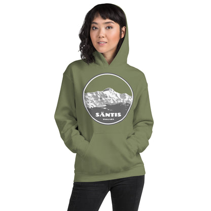 Damen Hoodie Säntis II in Olivgrün mit Säntis Aufdruck, getragen von einer Frau.