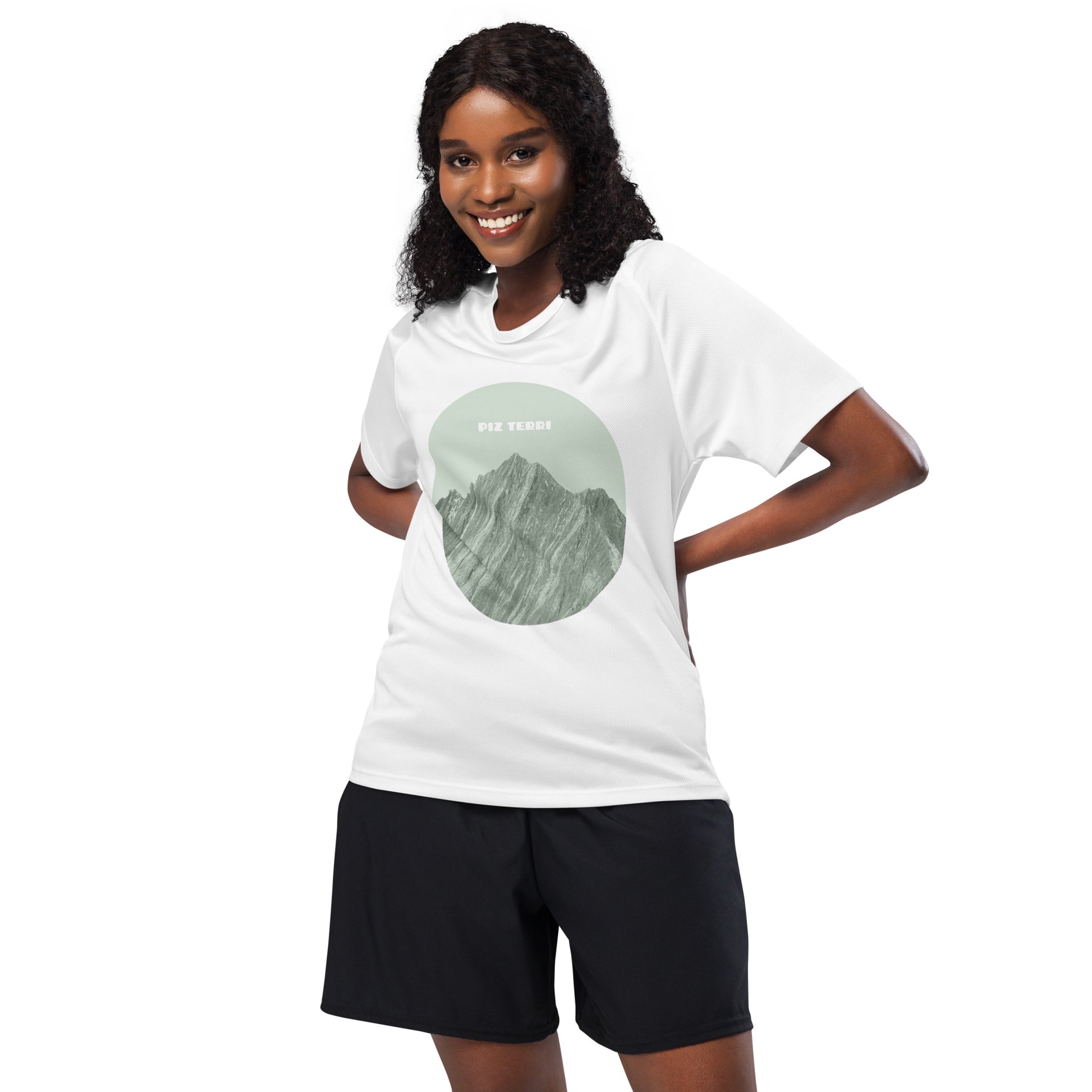 Frau in Sportbekleidung. Auf ihrem weissen Sport-Shirt sehen wir einen grünen Aufdruck des Piz Terri in Graubünden.