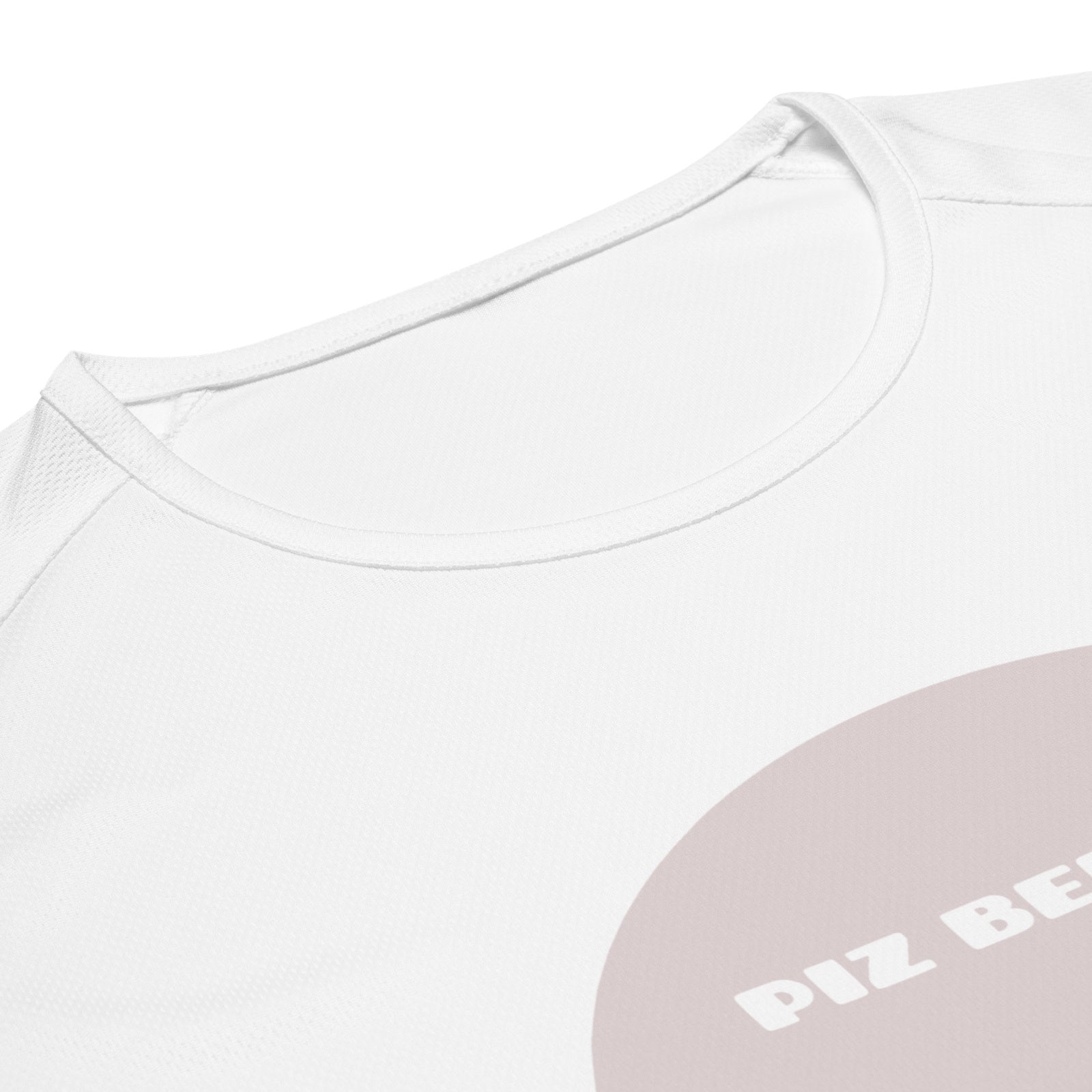 Kragenpartie eines weissen Damen-Sport-Shirts. Der Aufdruck des Gipfels des Piz Bernina ist teilweise sichtbar.