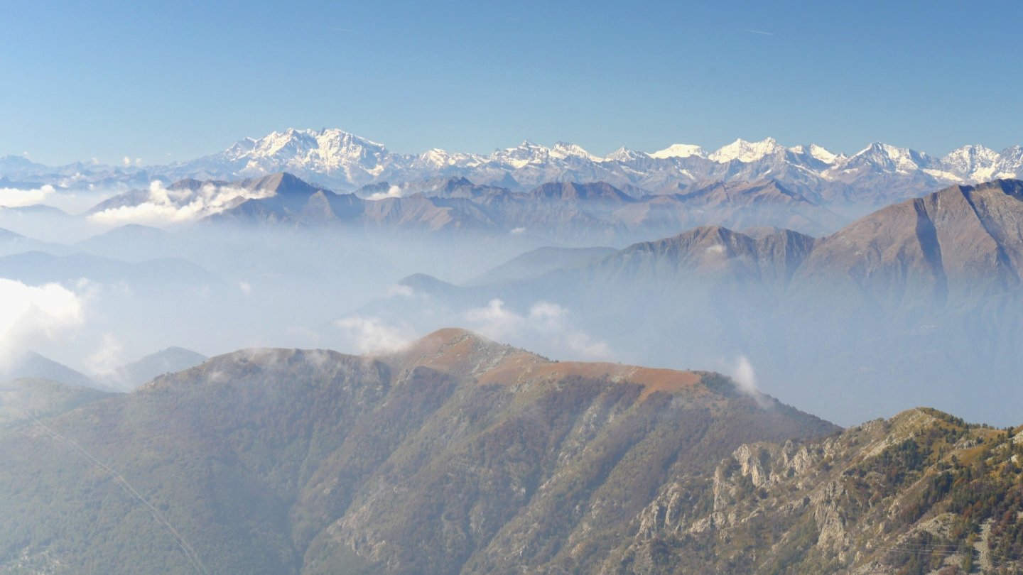 Fernsicht auf Alpenhauptkamm vom Monte Tamaro